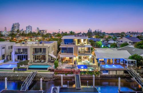 Surfers Paradise Villa | 3 m Luxury Waterfront Villa in Paradise Pets Welcome