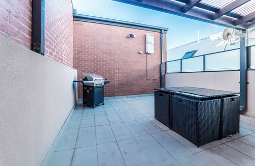 Glen Iris House | 3BR Glen Iris Gem – Sleeps 7, Near Train & Freeway with WiFi and AC