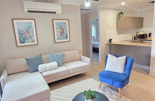 Cairns North Apartment | 3brm luxury apartment-cairns city-esplanade-coffee machine-2 pools-table tennis
