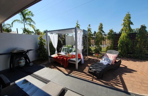 The Gardens House | 4 BDR Gardens Escape Inner City Townhouse with Secure Parking and Spa
