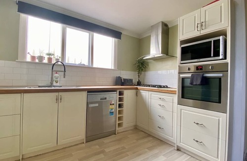 Bunbury House | 4x2 House in Tree Street Area close to CBD and the beach