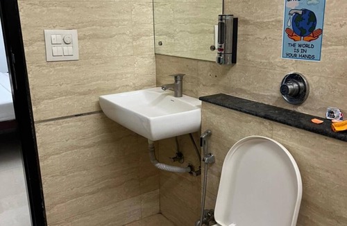 Sector 29 Hotel | 5 minute walk to MG Road Metro, bustling area of Gurgaon
