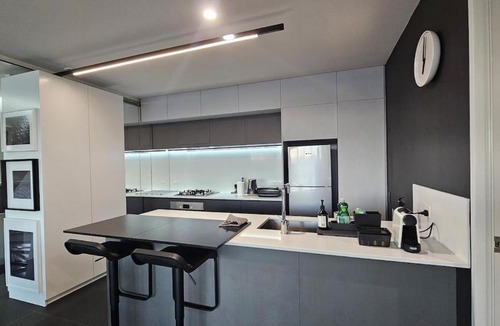 City West Apartment | A breathtaking lake view in NewActon Canberra