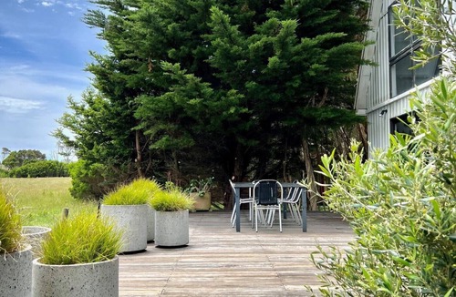 Walkerville House | A shaped beach house located on the edge of Waratah Bay close Wilsons Promontory