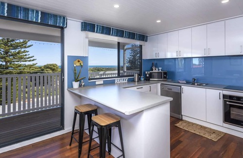 Singleton Apartment | Absolute beachfront! Newly renovated Hamptons style. PET FRIENDLY & free WIFI!