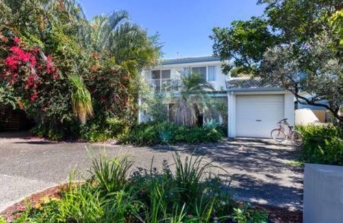 Mudjimba House | Across From Lifeguard Patrolled Beach, Bakery, Restaurant and bar Within Walking