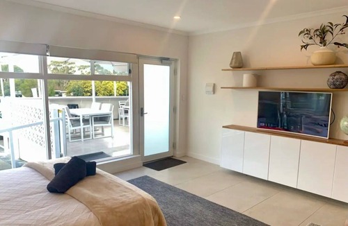 Orford Apartment | Adorable Studio next to cafe, walk to beach!