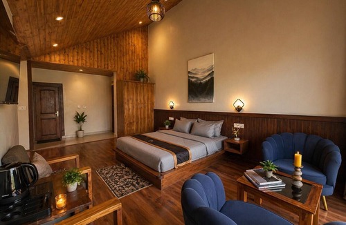 New Manali Hotel | AKIRA BY SKYLORE
