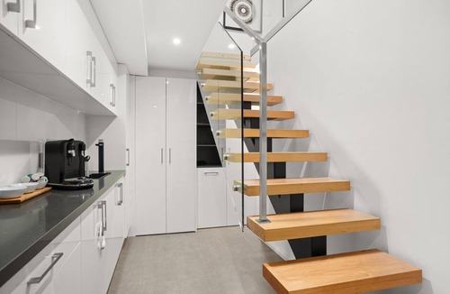 Albert Park House | Albertine House - beautiful single-fronted weatherboard Victorian home i