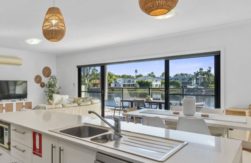 Mulwala Villa | Attention golfers and boat enthusiasts. Three-bedroom three-bathrooms with jetty.