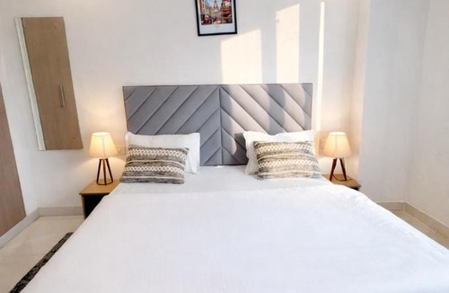 Gurugram Apartment | Auric Abode - luxe Studio Near CyberHub Prime Golf Course Road Stay