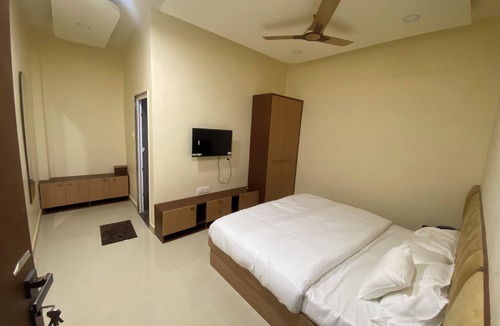 Sarnath Hotel | Awesome 9-bedroom hotel with AC in vibrant Varanasi