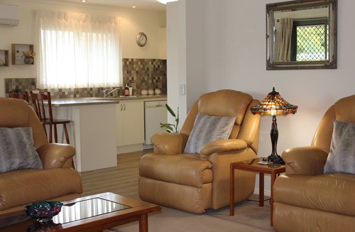 Balnarring Beach House | Balrose Cottage - Close to Beach, Vineyards, Golf, Bird watching, scenery