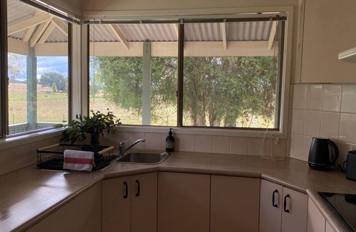 Mansfield Cottage | Baringa Cottage - Quant little farm stay cottage sitting amongst the surrounding mountain views.