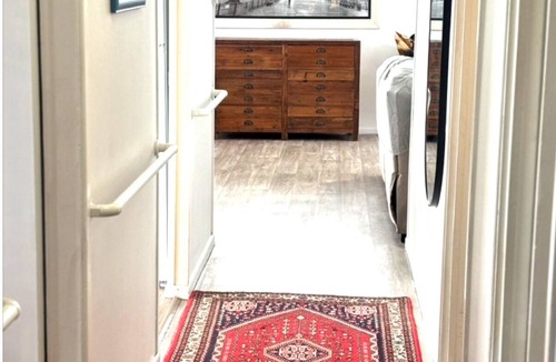 Barney Point Cottage | Barney Point Gem Space, Privacy & Perfect Location Walk to Beach, Cafes and Pub