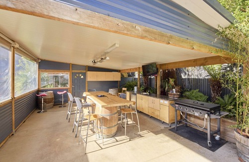 West Launceston House | Basin Road Guesthouse | Walk to Cataract Gorge & CBD