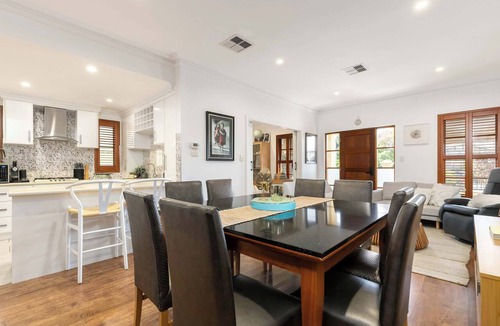 Glenelg North House | Beach & Bay - Modern Family Stay Glenelg North