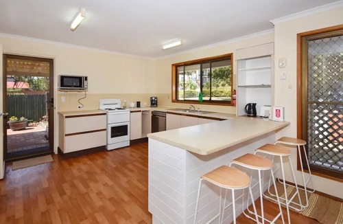 Warana House | Beach House Getaway - Family & Pets ZB6