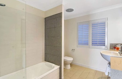 Main Beach House | BEACHFRONT Beauty! Unbeatable Location with ocean view!