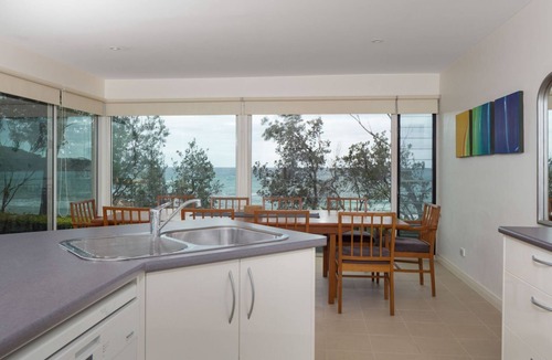 Denhams Beach Apartment | Beachfront Duplex on Denhams