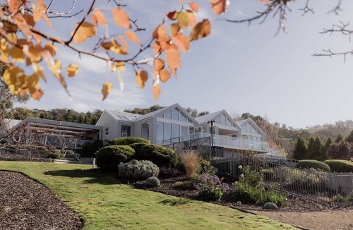 Roches Beach House | Beachfront Estate with Tennis Court and Pool