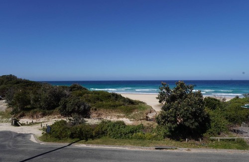 Blueys Beach House | Beachfront Views - Sleeps 6 comfortably + Pets welcomed!