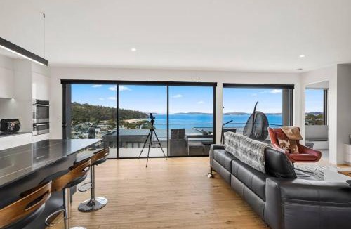 Kingston Beach Villa | Beachside Luxury Villa - Expansive Panoramic Vistas
