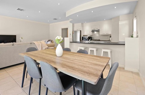 Beaumont House | Beaumont Bliss: 4BR 2 5BA Family Retreat