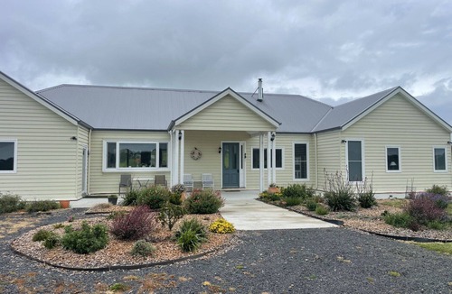 Outtrim House | Beautifully positioned, modern farmhouse 15 minutes from Inverloch's beaches.