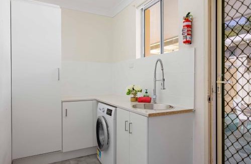 Laurieton Apartment | Becks Hideaway Laurieton - walk everywhere
