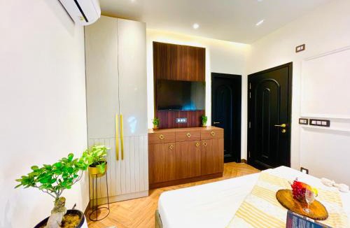 Saket Hotel | Bedchambers Stay near Select Citywalk, Saket