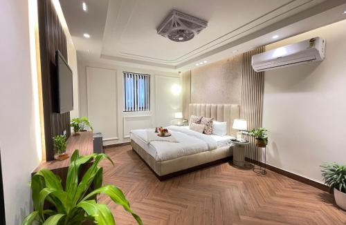 Saket Hotel | Bedchambers Stay near Select Citywalk, Saket