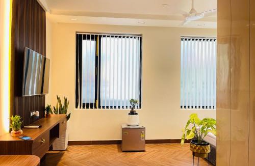 Saket Hotel | Bedchambers Stay near Select Citywalk, Saket