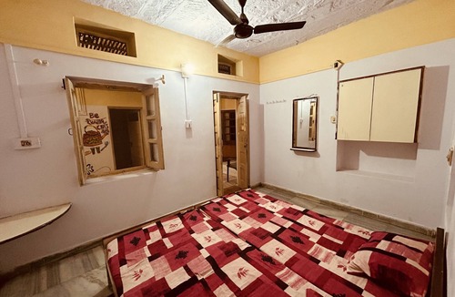 Jaisalmer Hotel | Berozgar Hostel Tradition with peace&culture just in front of railway Station.