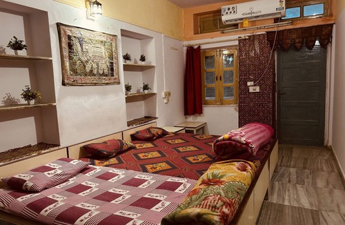 Jaisalmer Hotel | Berozgar Hostel Tradition with peace&culture just in front of railway Station.