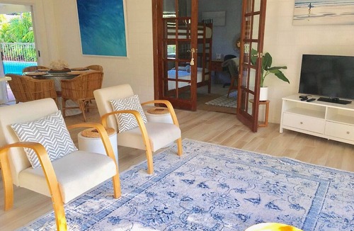 Trinity Beach House | Best Value Cairns Holiday Home! - Trinity Beach Getaway: Spa, pool, beach, sun.