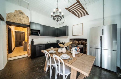 Aldinga Cottage | Blacksmith Cottage—Stay in Blacksmith`s Lively Hub