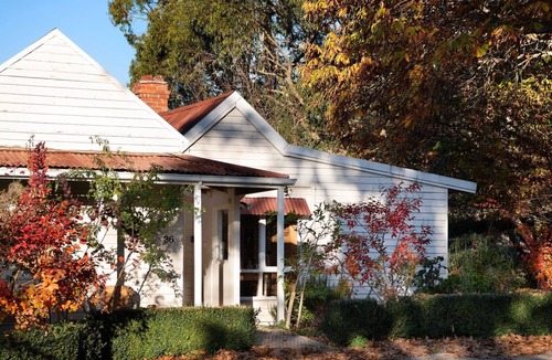 Lyonville House | Blacksmiths Cottage- a picturesque country escape in Lyonville