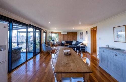 Coles Bay House | Blue Waves