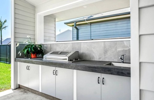 Blacksmiths House | Boikon Beach House - easy stroll to Blacksmiths Beach