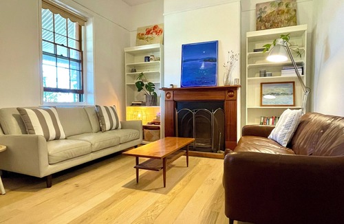 Goolwa Cottage | Breezy Goolwa Riverview Retreat near cafes with walking & bike track on doorstep