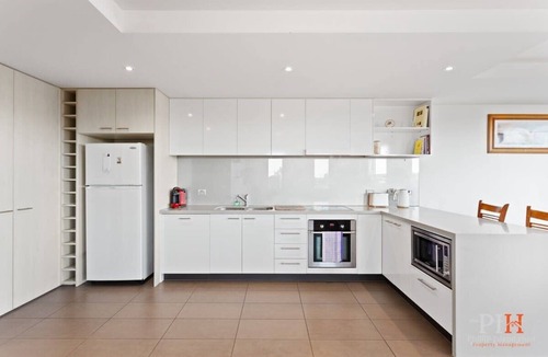 San Remo Apartment | Bridgeview App with Queen Bed