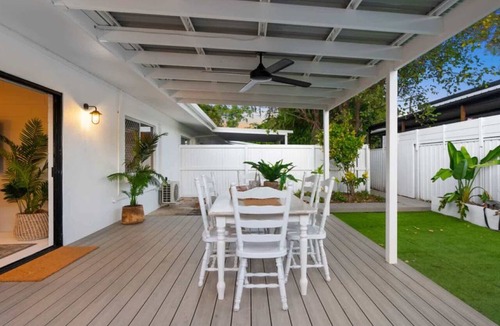 Holloways Beach House | Bright and Spacious Triplex Near Holloways Beach