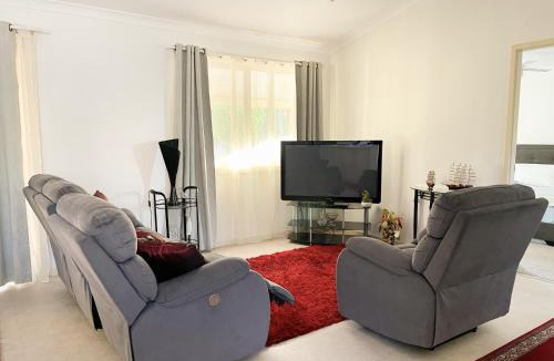 Kelmscott Ski Chalet | Bright & Beautiful Home On The Hills!