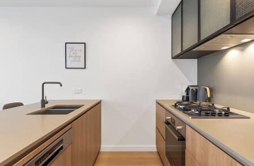 Fitzroy North Apartment | Bright & Modern 1BR Apt w/Balcony & Car Park