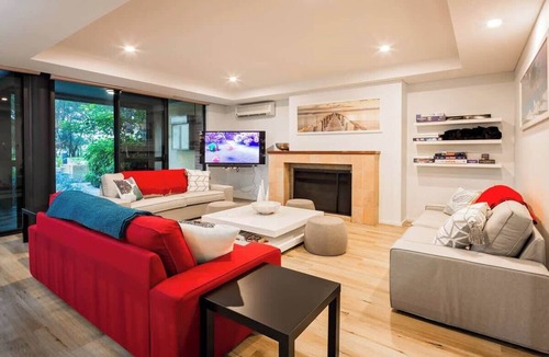 Broadwater House | Broadwater Bliss—Beachside Escape w/Resort Perks