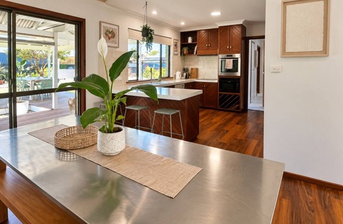 Broadwater House | Broadwater Break: Stylish Coastal Retreat for Families