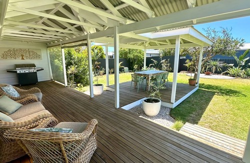 Broadwater House | Broadwater Break: Stylish Coastal Retreat for Families