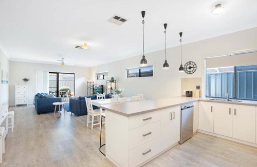 Goolwa House | Brookings Perch - Riverside Stay near Cafés & Wharf