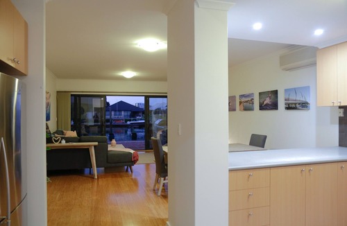Halls Head House | Canal Views - accommodation in Halls Head, Mandurah: dolphins, sunrises and more
